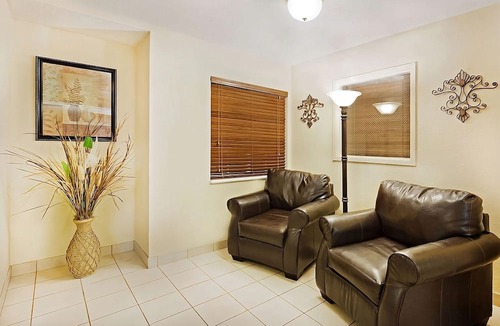 Ashley Oaks Hotel | Budget-friendly Suite with Kitchen just a short drive from McGhee Tyson Airport