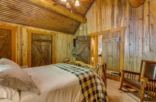 Ranger Cabin | New! Ranger Georgia 5BR Cabin w/Theater, Hot Tub