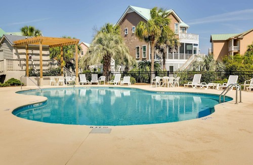 Beachwalk Condo | Poolside Fun & Ocean Strolls: Harbor Island Haven!