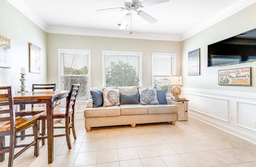 Charleston Condo | Dog-friendly monthly rental with pool, AC, ideal for remote work & travel nurse