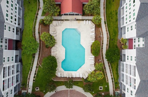 Charleston Condo | Dog-friendly monthly rental with pool, AC, ideal for remote work & travel nurse