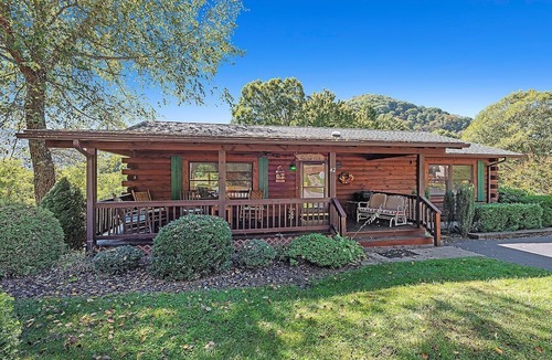 Maggie Valley House | Mountain Peeks Cabin | Views & Game table