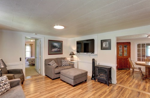 West Jefferson House | 'Buffalo House' Blue Ridge Escape Near Town!