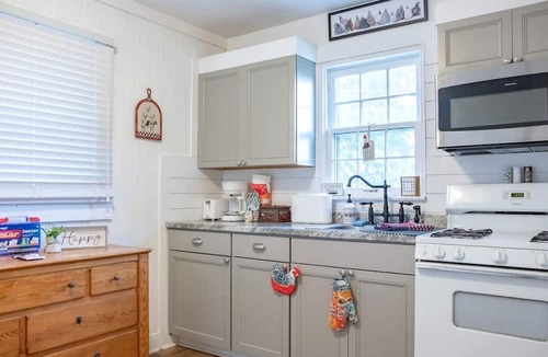 Columbia Cottage | Large, Farmhouse Style Cottage near Lake Cumberland State Resort Park, Perfect for a Kentucky Summer Holiday