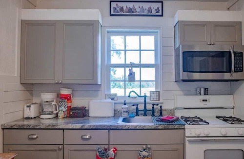 Columbia Cottage | Large, Farmhouse Style Cottage near Lake Cumberland State Resort Park, Perfect for a Kentucky Summer Holiday