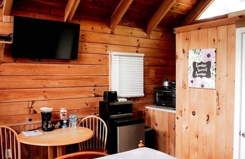Columbia Cabin | Cozy Log Cabin near Cumberland Lake State Park, Perfect for an Outdoor Adventure