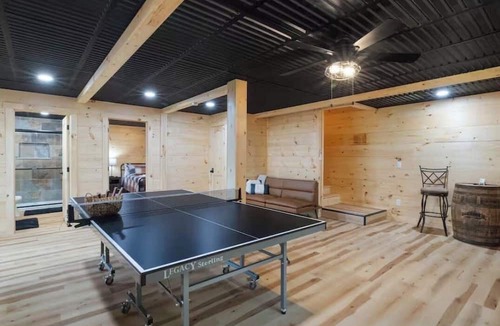My Mountain Cabin | Game room + Hot Tub| 10 min to Downtown Blue Ridge