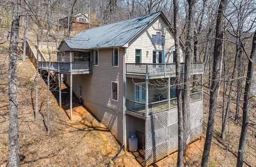 Roseland Cabin | Sunrise Cabin, Centrally Located 4BR + Dog-Friendly, Sleeps 11