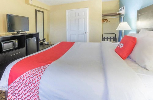 Cedar Bluff Apartment | Knoxville TN | king bed