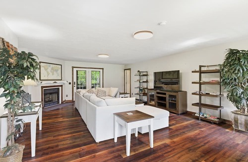 Joelton House | Private Pool Estate Sleeps 20 Guest House Creek