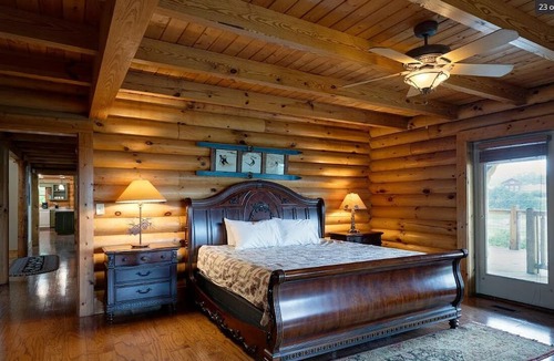 Kodak Cabin | Large Cabin at Exit 407 - lots of parking