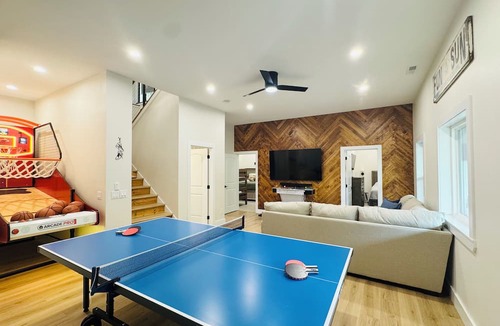 La Follette House | Tan Lines & Good Times, 6 bed/8 bath-Water Front,Private Dock, Hot tub, Gameroom