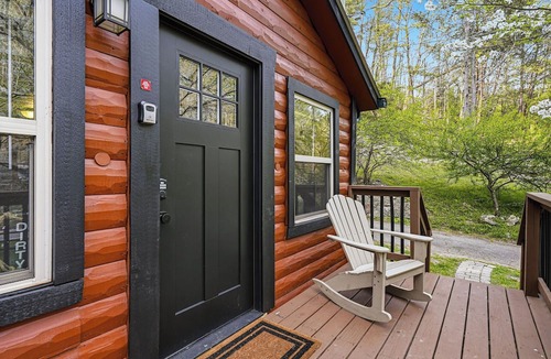 Townsend Cabin | Townsend Area*Cozy*Hot Tub*Single Story*Level Parking*WiFI