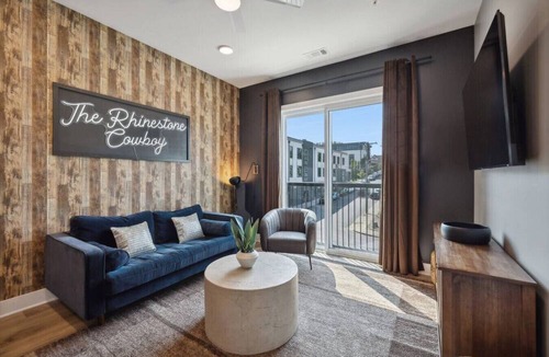 East Nashville Condo | Rhinestone Cowboy 5 min to Downtown Nashville, Walk to Nissan Stadium