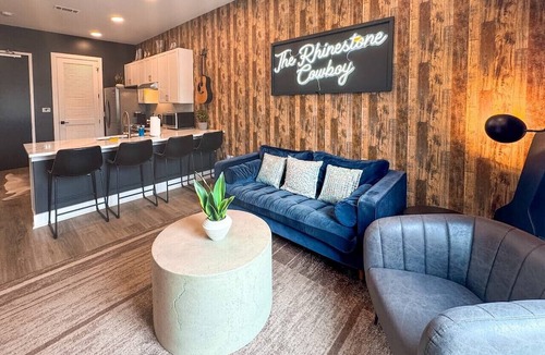East Nashville Condo | Rhinestone Cowboy 5 min to Downtown Nashville, Walk to Nissan Stadium