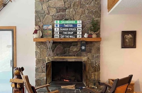 Old Timberline Cabin | Cozy retreat in Old Timberline close to great hiking and skiing. Pet Friendly!