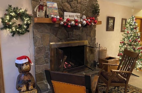 Old Timberline Cabin | Cozy retreat in Old Timberline close to great hiking and skiing. Pet Friendly!