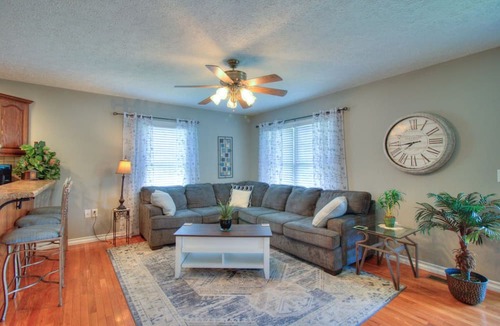 Kingsport House | Experience the serenity of a peaceful neighborhood and the excitement of the city .