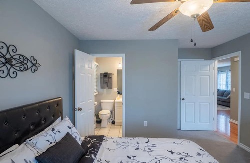Kingsport House | Experience the serenity of a peaceful neighborhood and the excitement of the city .