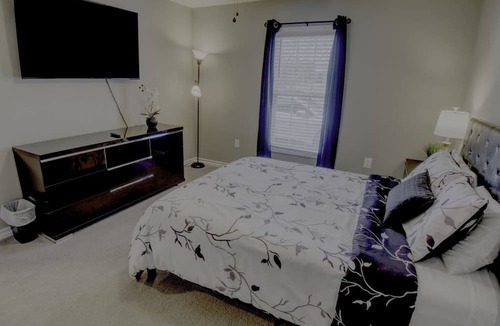 Kingsport House | Experience the serenity of a peaceful neighborhood and the excitement of the city .