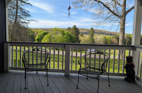 Swanton Cottage | Vintage 1960s Cardinal Cottage, w/hot tub, fire pit, and 5 mins from the Lake