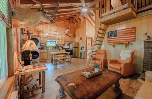 New Rumley Cabin | 2Q Cabin near Leesville Lake ~Pets welcome~