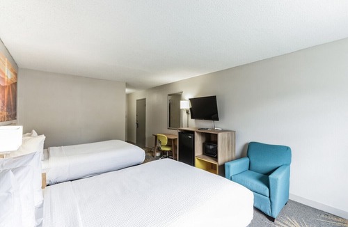 Hollins Hotel | Days Inn I81 double ded room
