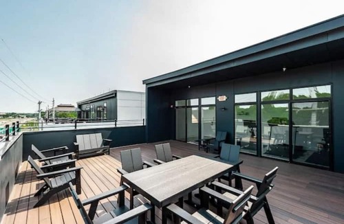 Inglewood Condo | 3Bed-3BA Luxury-Rooftop Deck-No Steps-WIFI-King Bed-Ensuite Baths-5 mins to Opry