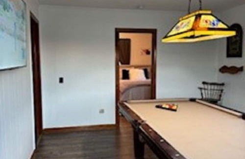 Redwood House | Cozy Cottage with Pool Table!
