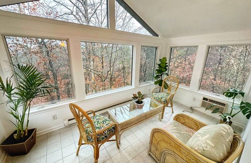 Berkeley Springs Cabin | Relaxing & Rejuvenating Retreat w/Hot tub, Pool, Sauna, & Games for family+pets