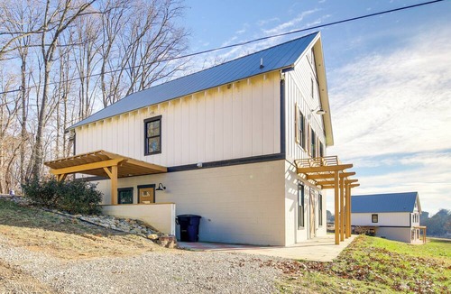 Jefferson City Apartment | 2AN Farm Stay at our Luxury European Style Barndo - Highland Cows & collect eggs