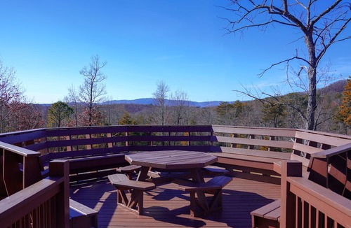 Dobson Cabin | Thirty-eight bedroom in United States of America, Mount Airy