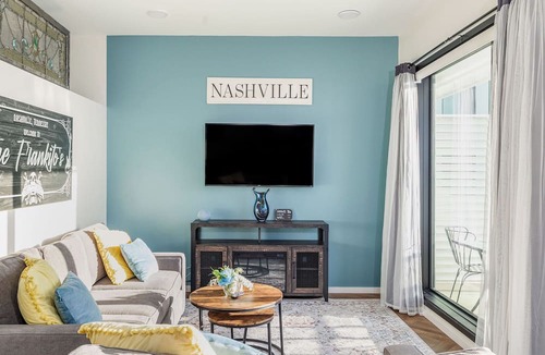 Edgehill Condo | LUX-MODERN Condo Pool View, FREE Parking, Gym, 10 mint walk to the Gulch!
