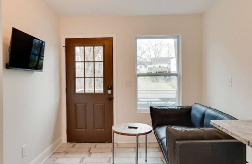 Greenwood Apartment | King-bed loft near East Nashville with parking