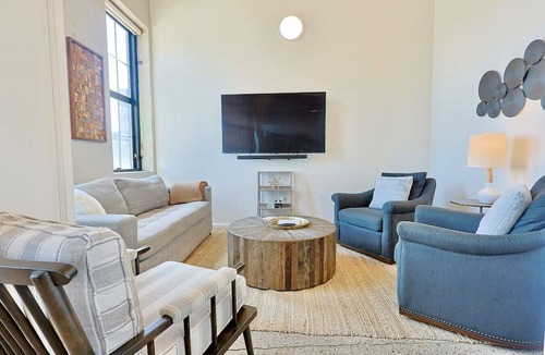 Old City Condo | Urban Retreat w/Downtown Views