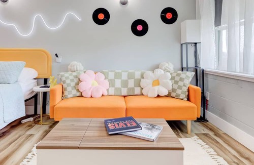 Downtown Memphis Apartment | Themed Lux Loft with King Bed, Free Parking & Wi-Fi