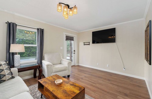 Kingsport Apartment | Elegant & Central ~ Queen Beds ~ Private Yard