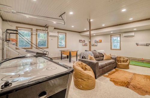 Ellijay Cabin | Family Lodge | Hot Tub-Theater-Game Room-Fire Pit