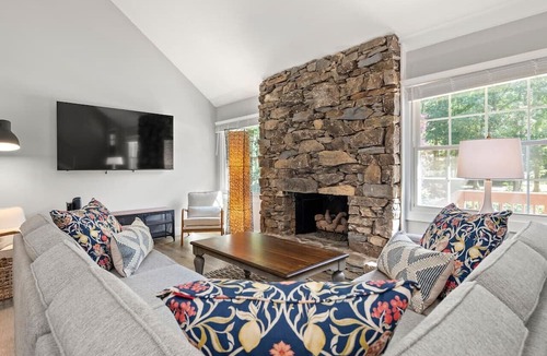 Royal Pines Apartment | See What All The 5-Star Fuss Is About! Traveling in August? WE WANT YOU!