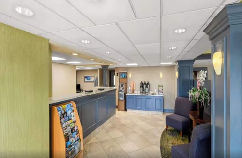 Cranberry Township Hotel | Contemporary Comfort with Free Breakfast Near Shopping Center