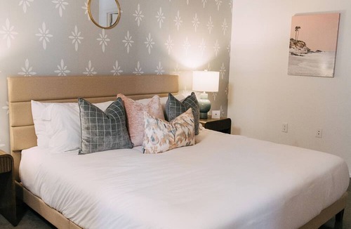 Downtown Memphis Apartment | NEW Downtown Apartment w/Free Parking! Walk to Orpheum, Fedex Forum, and Beale!