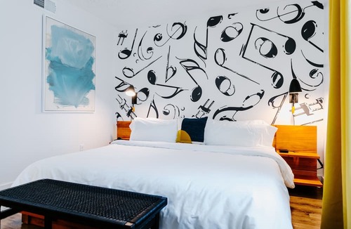Edgehill Apartment | Entire Top Floor of Suites of the Vinyl Sleeps 16 On Music Row