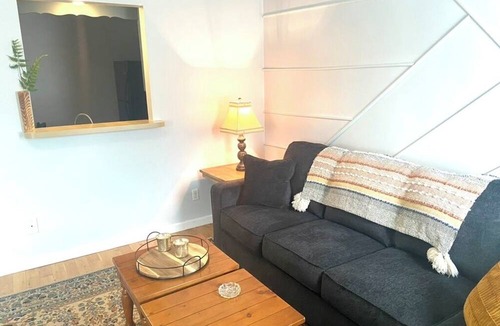 Powell Apartment | Long term chic en suite 2 bedroom Corp Rental in N. Knox/Powell with WiFi, AC