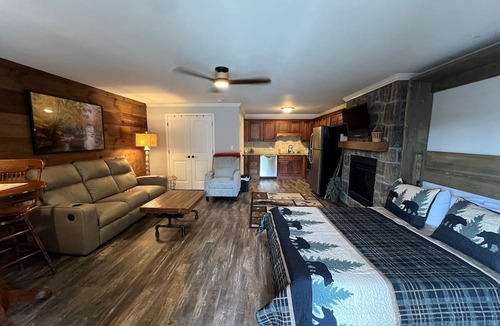 Townsend Condo | Cozy Riverside Studio in the Heart of Townsend