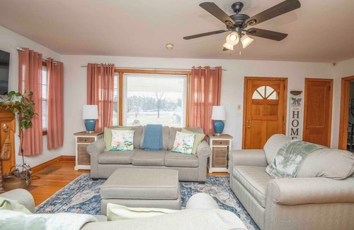 Mount Vernon House | Spacious 1952 4-bedroom farmhouse in charming Maryville with Gameroom