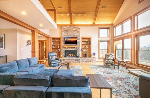 Kodak House | *Charming 4BD+LOFT Lodge! Theater + GAMES!*