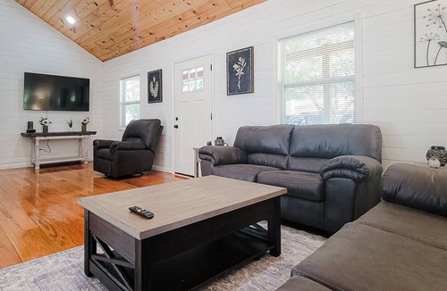 Kodak Cabin | Elegant home w/hot tub, fire pit, expansive deck, & free attraction tickets