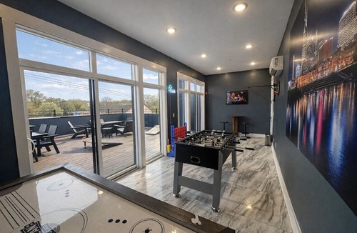 Inglewood Condo | Crazy Town East Nash Chic Condo Just 13 min to Downtown in East Nash, Great for Groups!