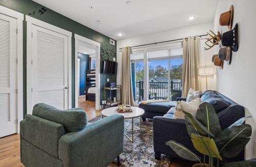 Inglewood Condo | Crazy Town East Nash Chic Condo Just 13 min to Downtown in East Nash, Great for Groups!