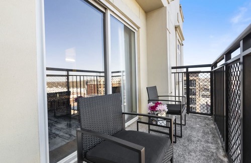 Charlotte Center City Apartment | Cozy City Charm | Spacious, Parking, Balcony, Gym